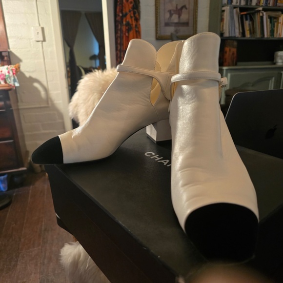 Chanel Ankle Boot Ivory/Black worn once 1575 new. 2022 year - Picture 3 of 16